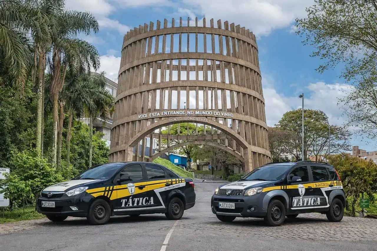 Viaturas da Tática Segurança Patrimonial em frente ao Portal de Bento Gonçalves